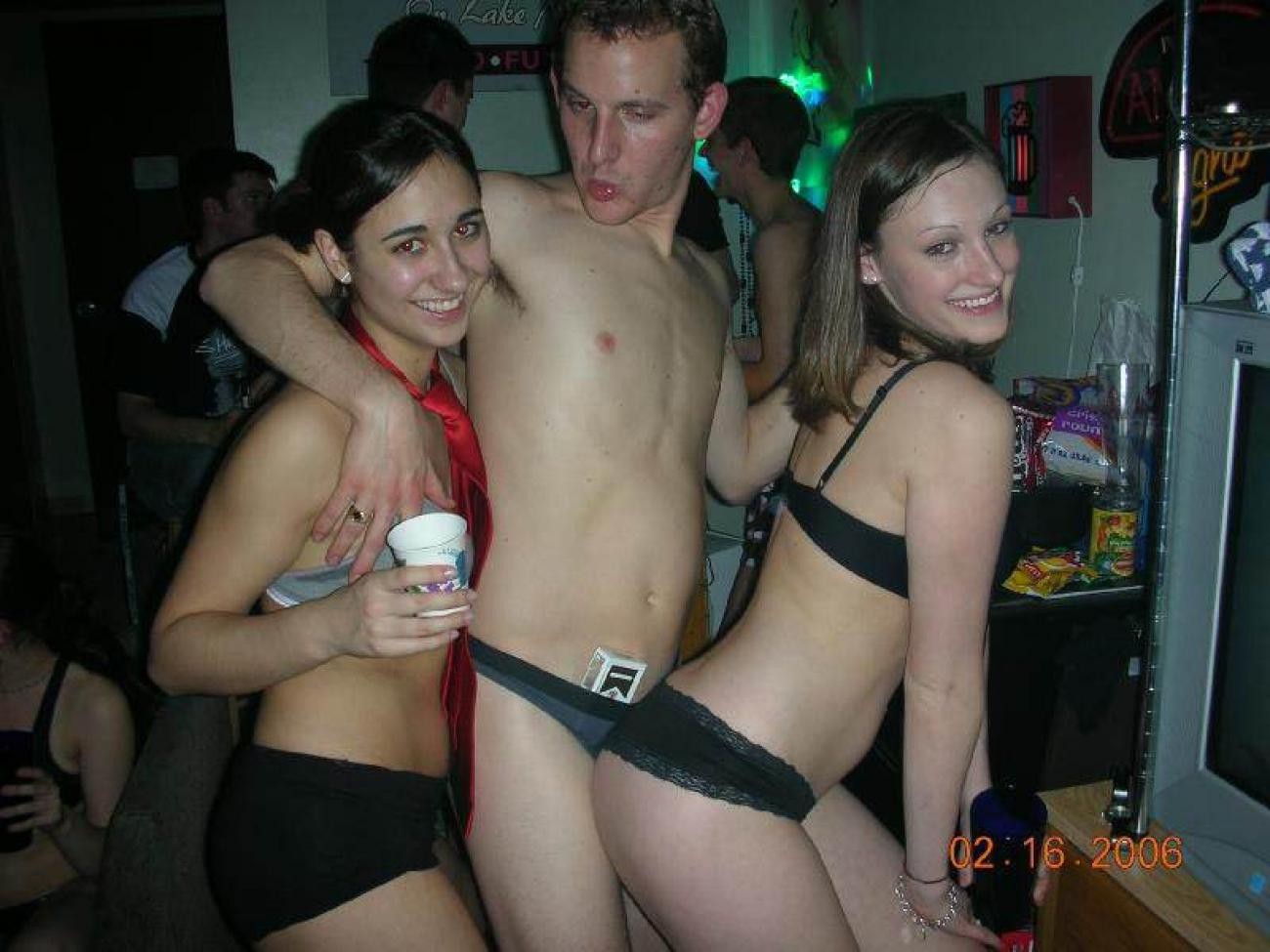 Jóvenes borrachas y desnudas en una fiesta
 #77132470