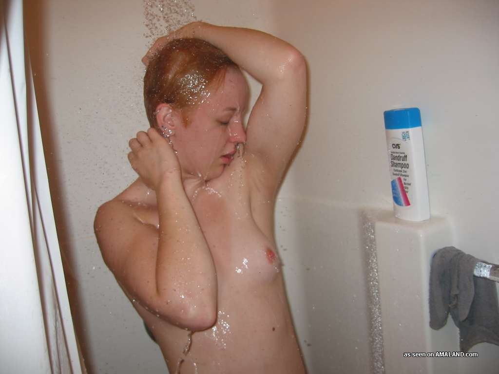 Rocker-Amateur-Freundin duscht und saugt Schwanz in hausgemachten Bildern
 #79047710