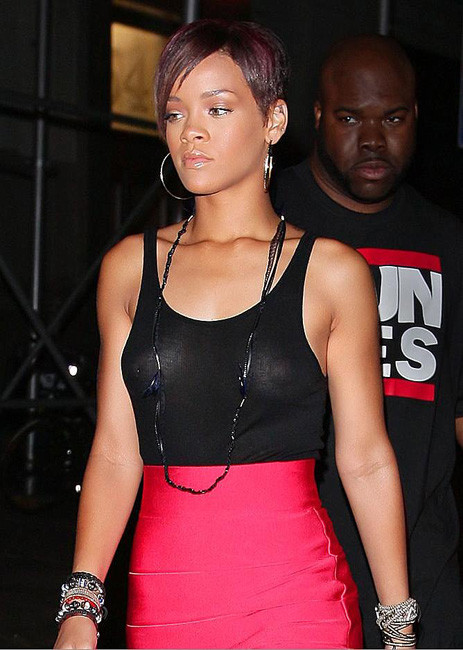 Berühmte schwarze Sängerin Rihanna trägt sexy durchsichtiges Kleid
 #75411848