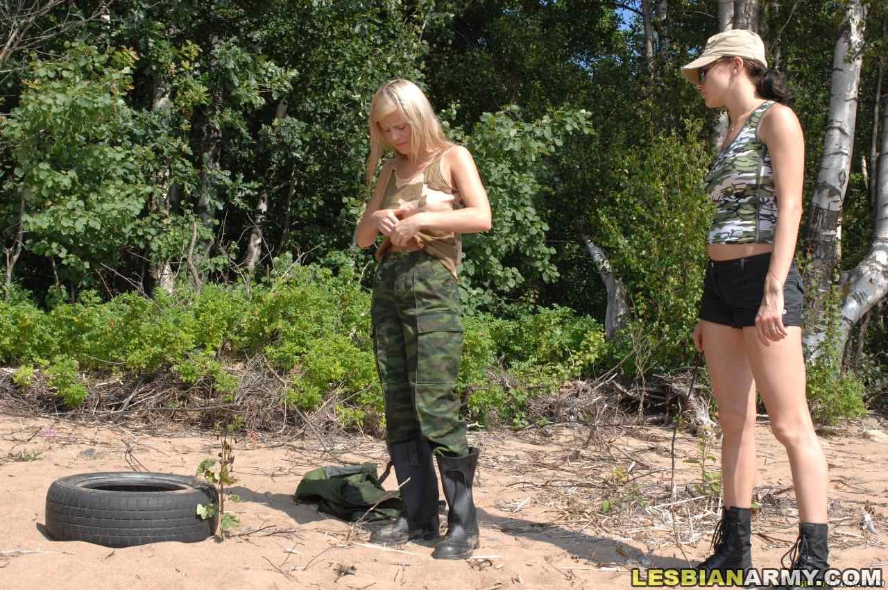 Nacktes militärisches Mädchen trainiert am Sandstrand
 #73237129