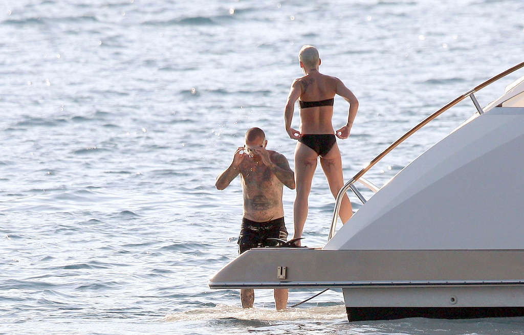 Pink exponiendo su cuerpo sexy y su culo caliente en bikini en un yate
 #75340553