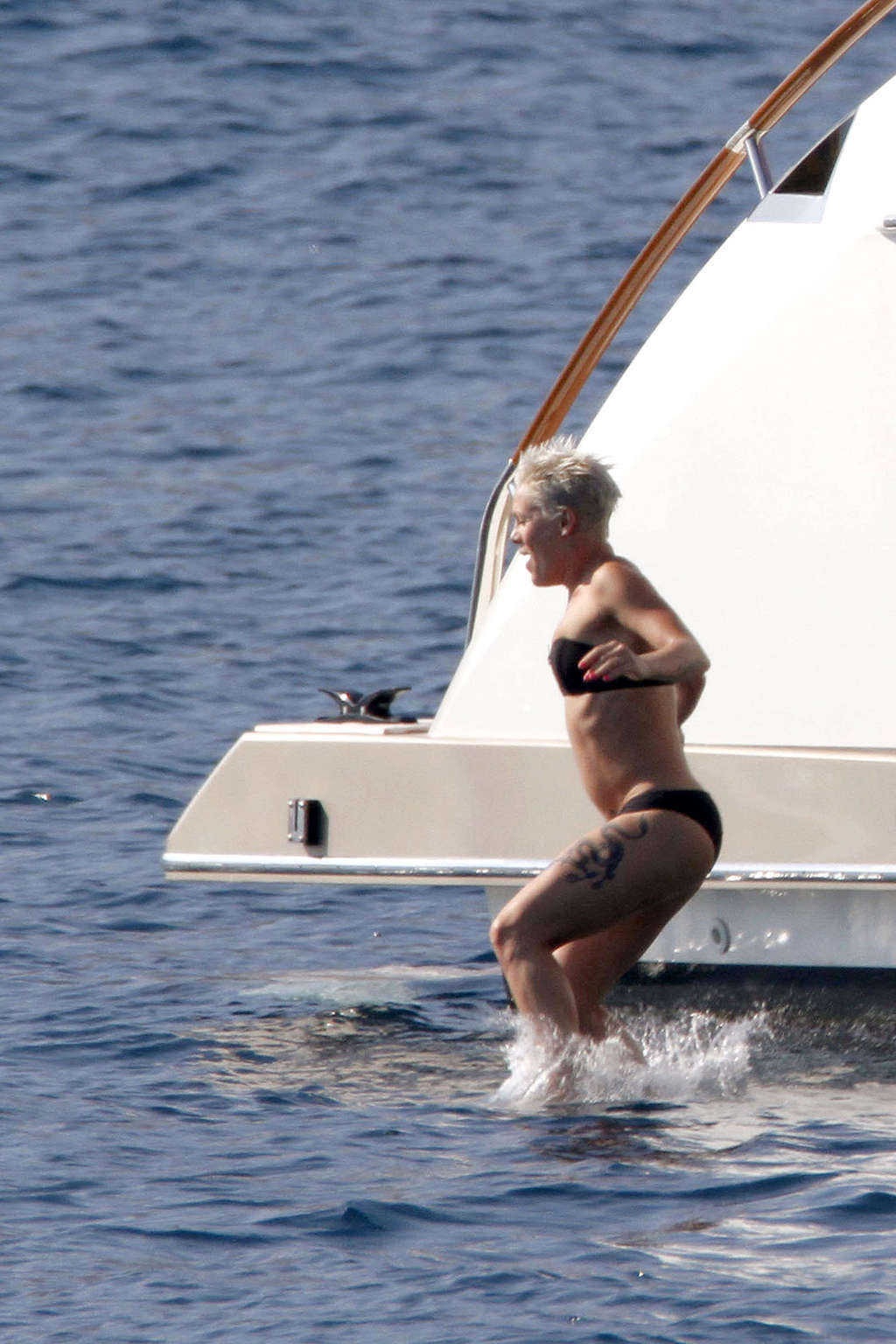 Pink exponiendo su cuerpo sexy y su culo caliente en bikini en un yate
 #75340609