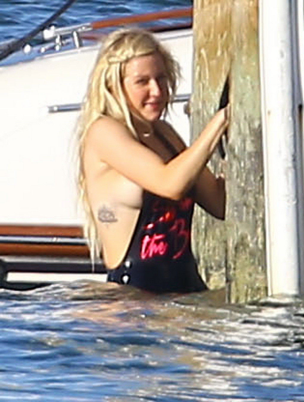 Ellie Goulding mostrando sus tetas en un monokini negro durante sus vacaciones en Miami
 #75197113