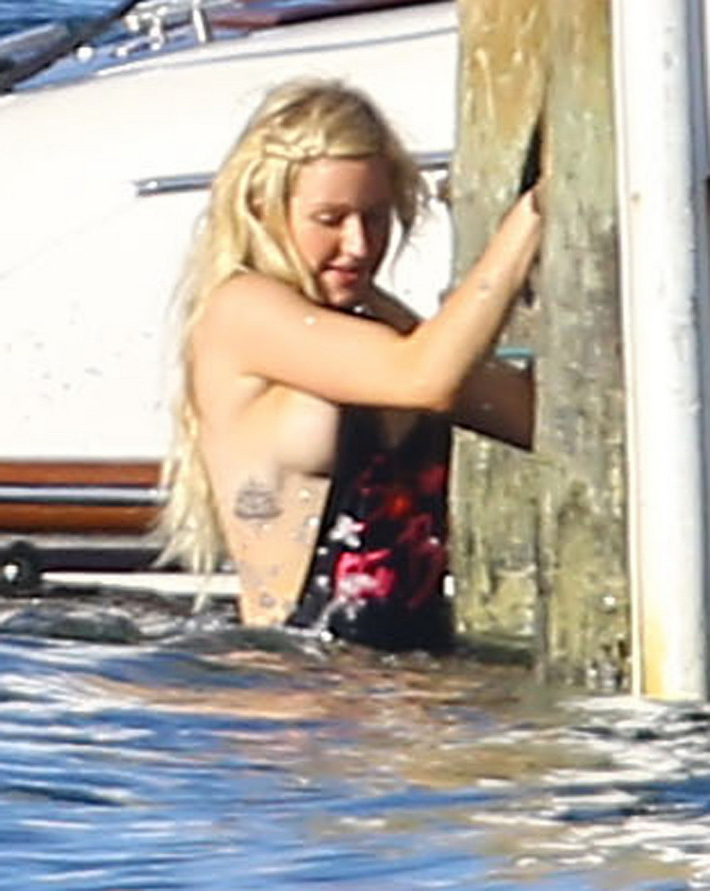 Ellie goulding zeigt ihre Brüste in einem schwarzen Monokini während eines Urlaubs in Miami Beach
 #75197120
