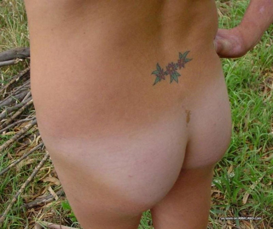 Sammlung eines eingefärbten Kükens, das sich nackt im Freien selbst fotografiert
 #67230156