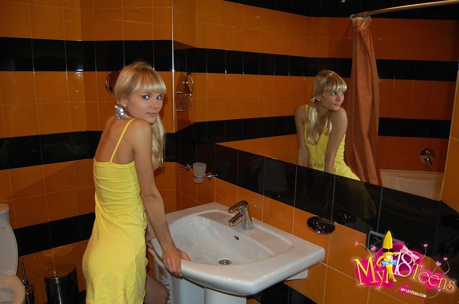 Jeune blonde excitante montrant sa petite chatte rasée dans la salle de bain #73837897