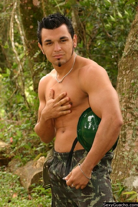 Militar latino desnudándose mostrando su enorme trozo de carne varonil
 #76898439