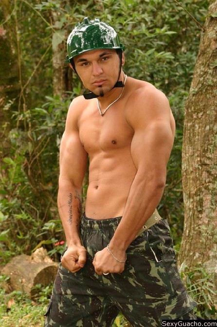 Militär-Latino zieht sich aus und zeigt seine riesigen männlichen Fleischbrocken #76898453