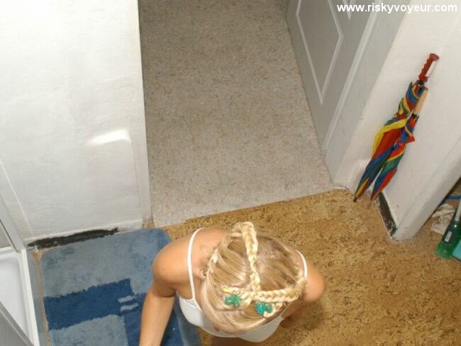 Rubia en la ducha captada por una cámara espía
 #79371150