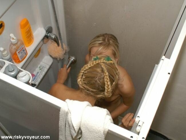 Rubia en la ducha captada por una cámara espía
 #79371189