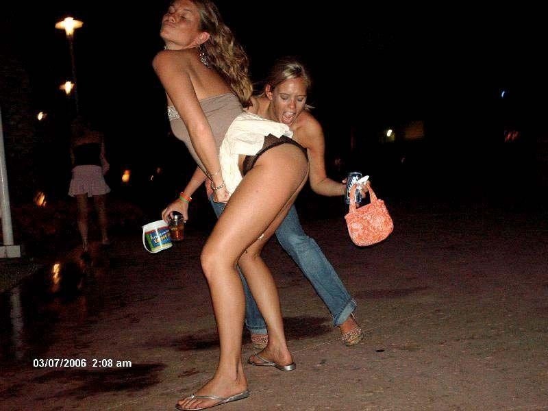Ragazze ubriache che mostrano le tette vivaci del college
 #76401016