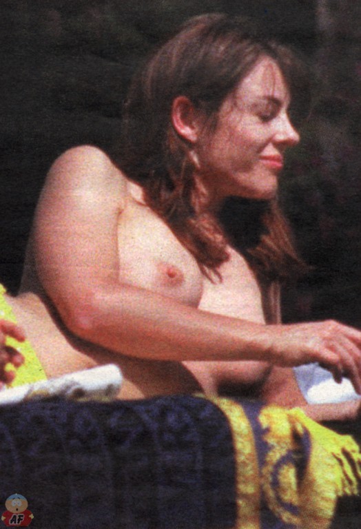 セクシーな英国人女性、エリザベス・ハーリーの屋外での裸の撮影
 #75369652