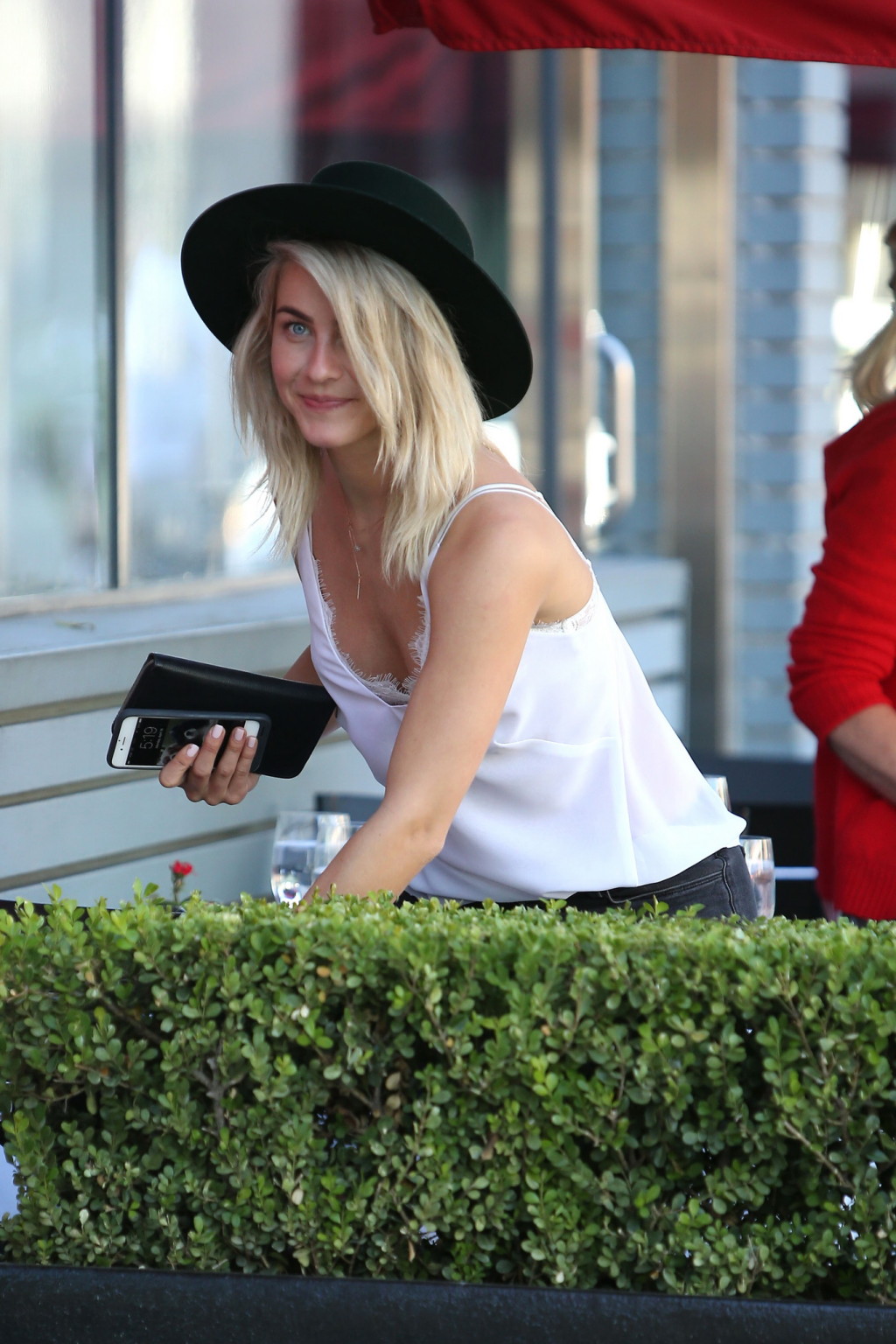 Julianne Hough che mostra un'enorme scollatura e un reggiseno trasparente
 #75143633