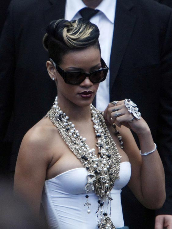 Rihanna see thru tetas y culo en tanga negra
 #75374904