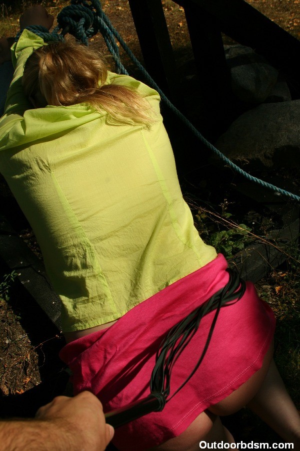 Azotando y azotando a una chica atada al aire libre
 #72125352