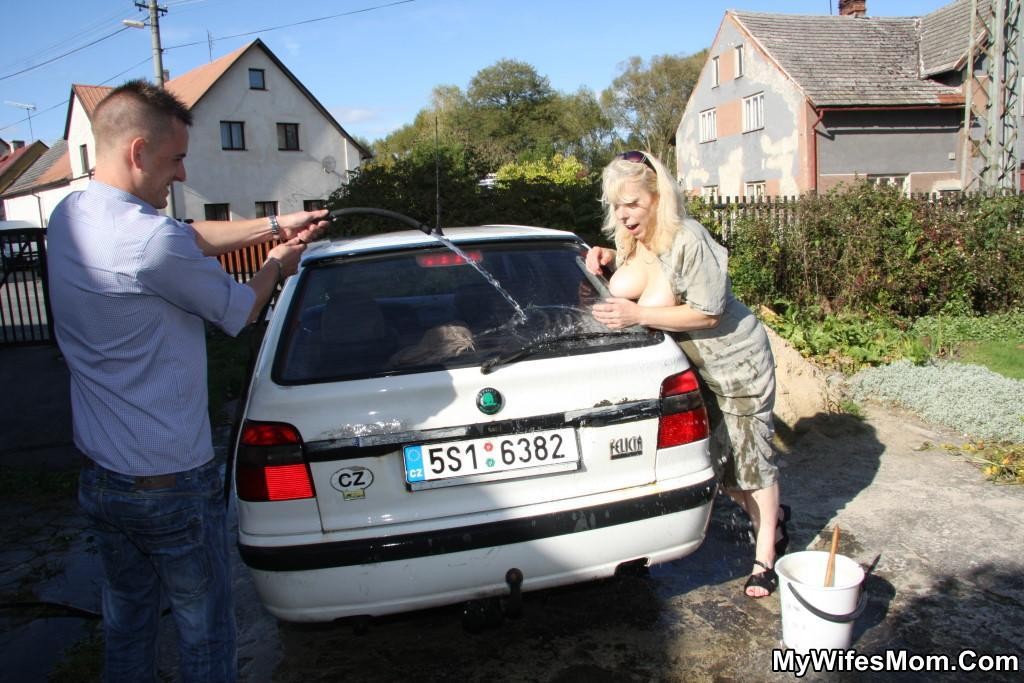 Un mari se fait surprendre en train de baiser la maman de sa femme.
 #78451631