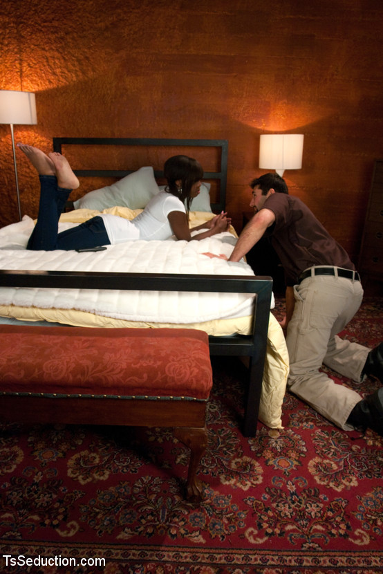 Bambi atrae a un repartidor por las escaleras, desata su polla &amp; folla
 #71889087