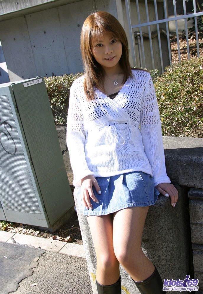 Japanische Dame zeigt ihr Höschen, während sie einen Rock trägt
 #69931865