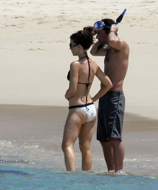 Kate Beckinsale, un beau cul dans un bikini sexy
 #75381301