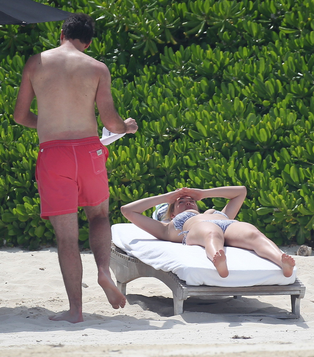 Kate upton bronzant ses melons laiteux et ses fesses en bikini argenté à la plage au mex.
 #75190864