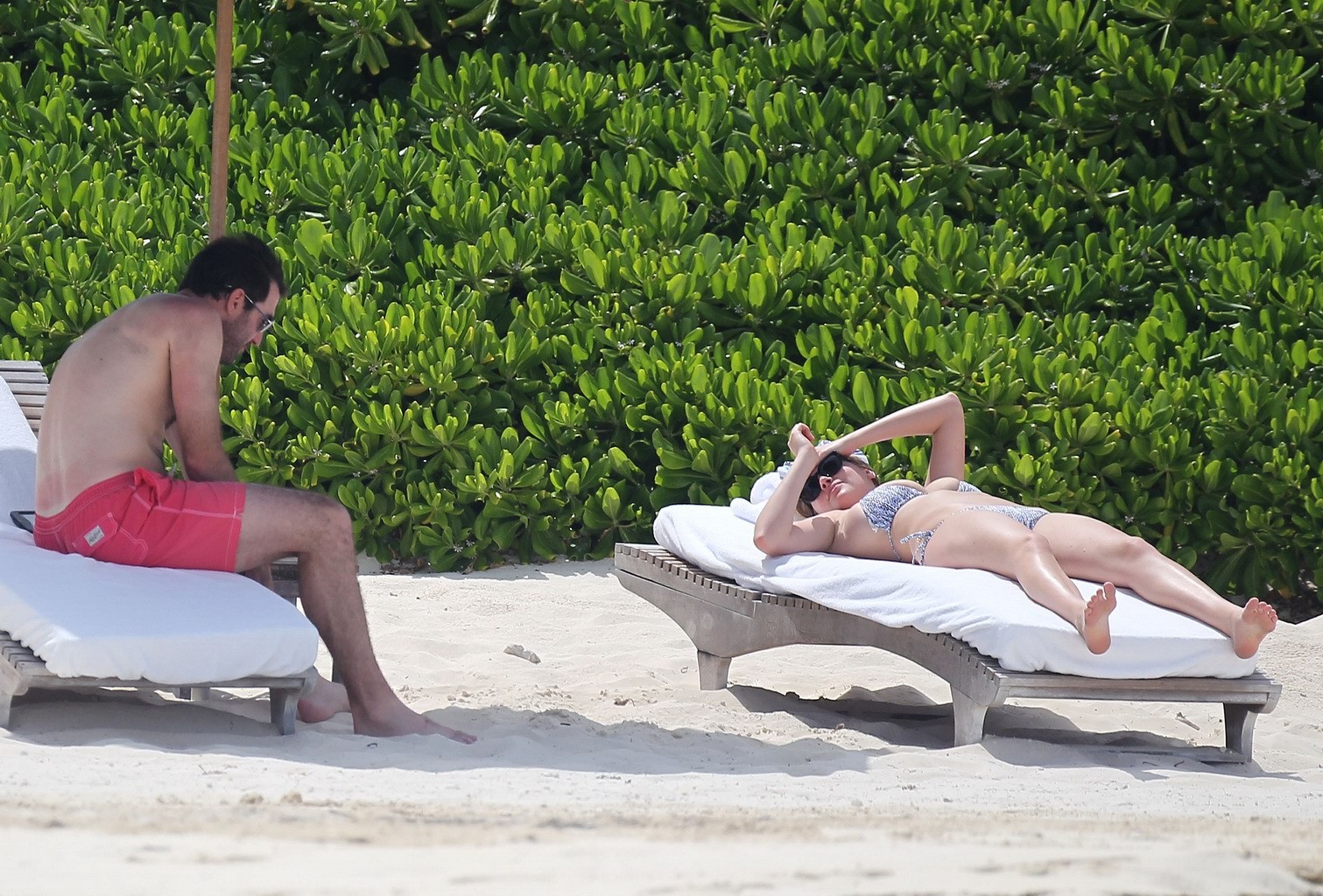 Kate upton bronzant ses melons laiteux et ses fesses en bikini argenté à la plage au mex.
 #75190867