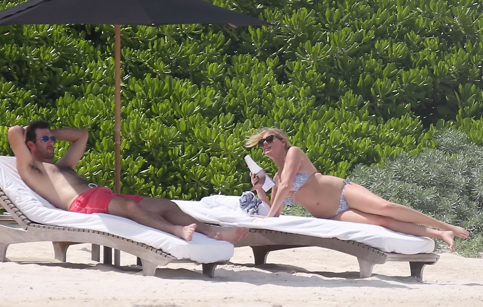 Kate upton bronzant ses melons laiteux et ses fesses en bikini argenté à la plage au mex.
 #75190887