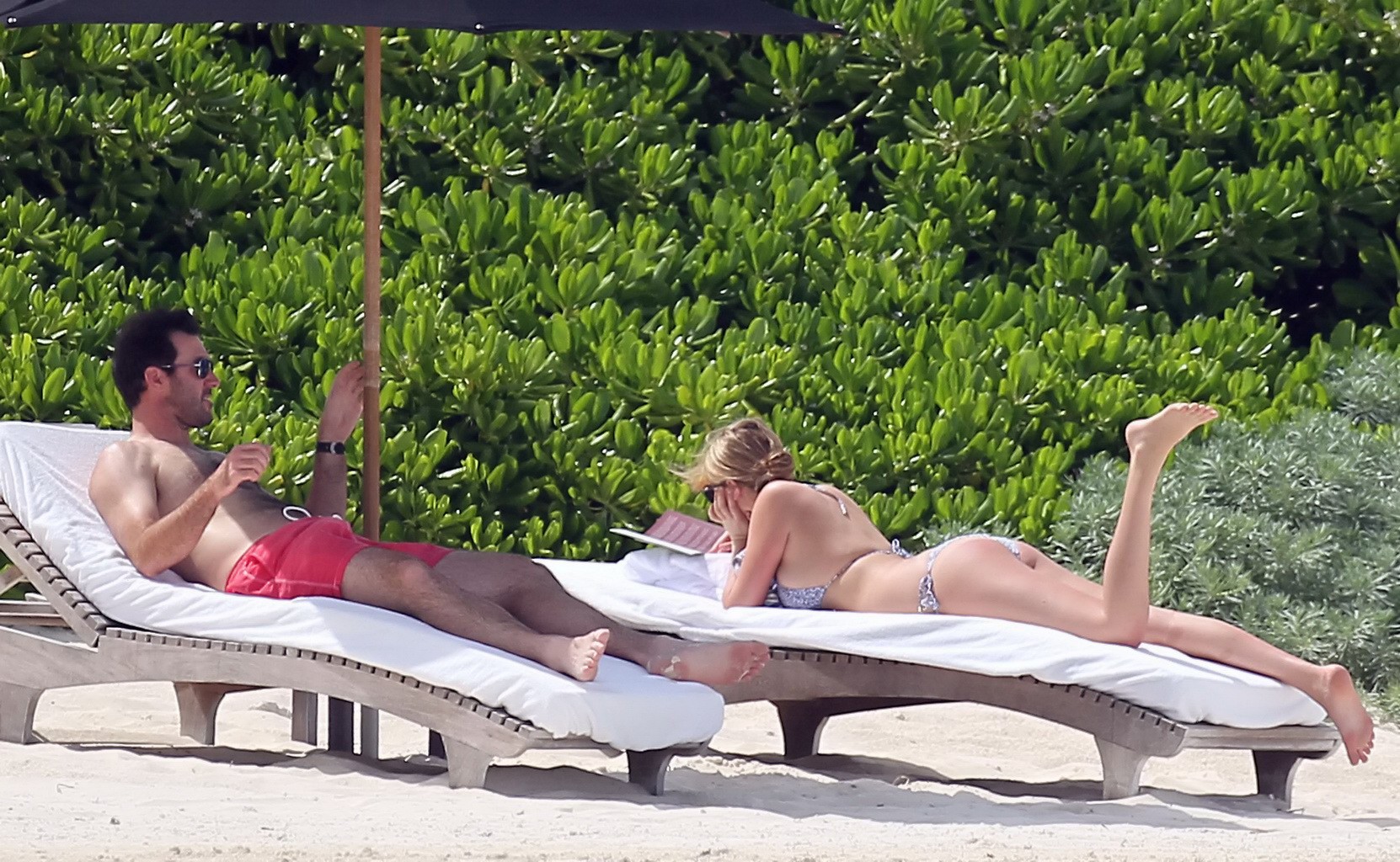 Kate upton bronzant ses melons laiteux et ses fesses en bikini argenté à la plage au mex.
 #75190894