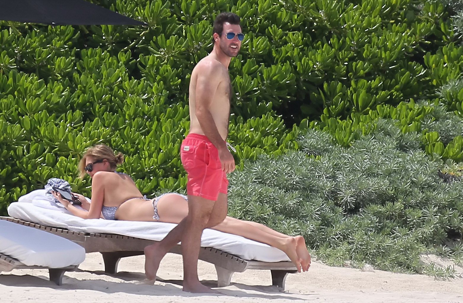 Kate upton bronzant ses melons laiteux et ses fesses en bikini argenté à la plage au mex.
 #75190919