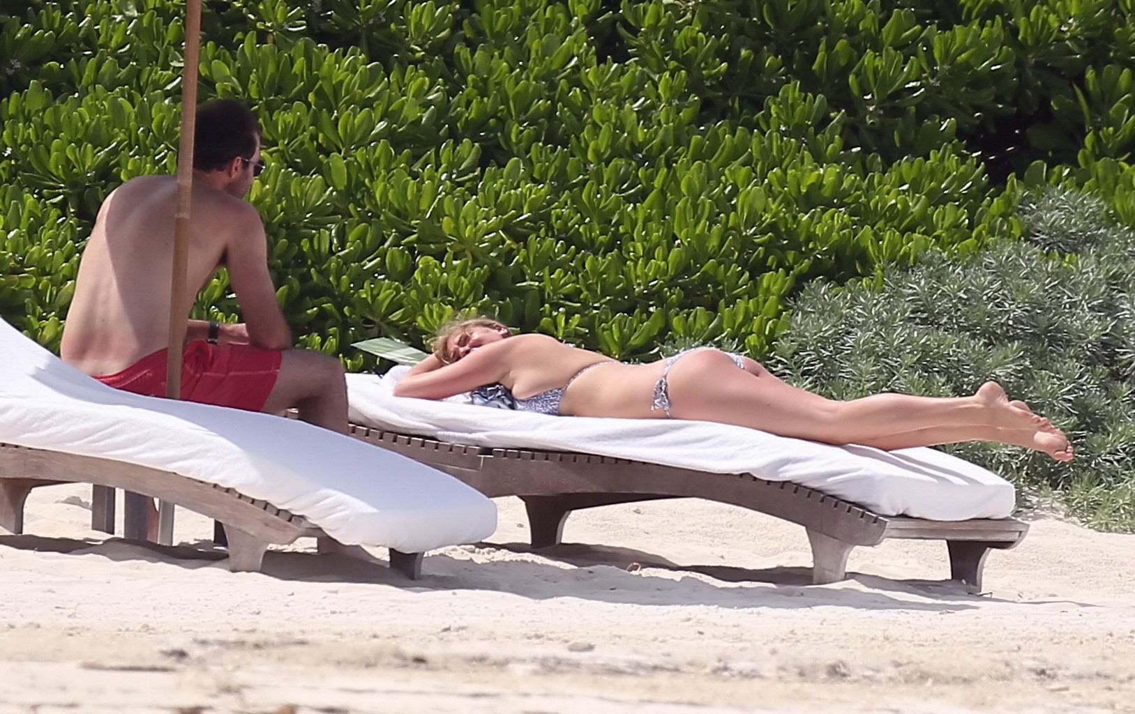 Kate upton bronzant ses melons laiteux et ses fesses en bikini argenté à la plage au mex.
 #75190930