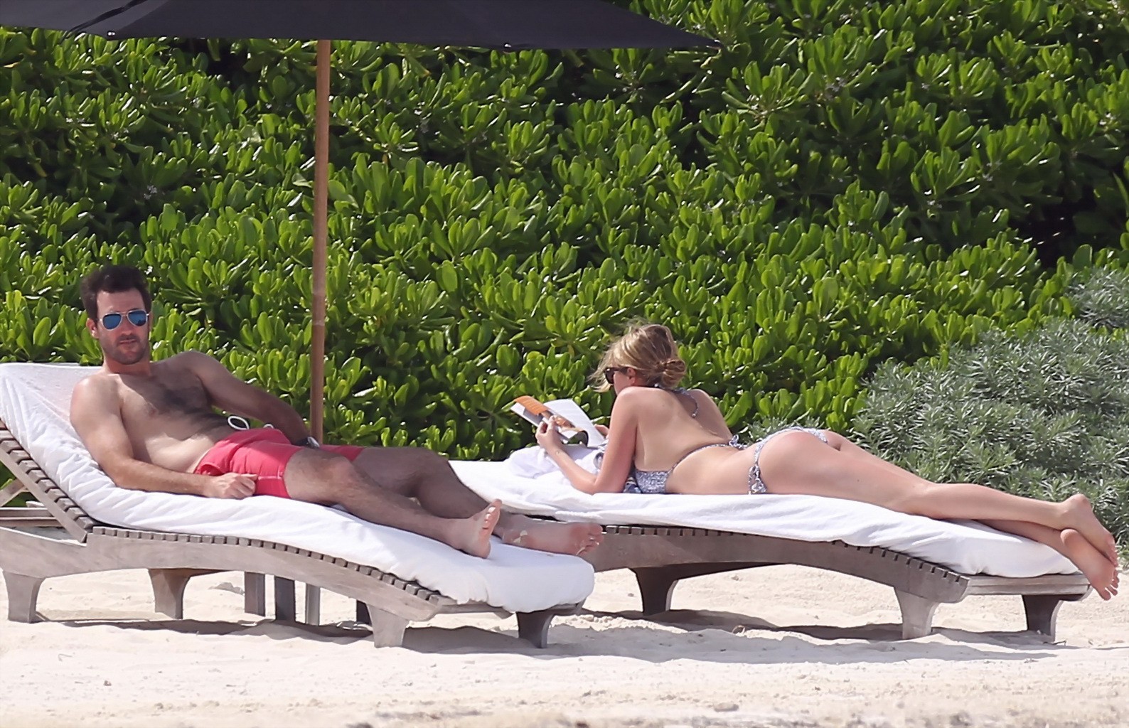 Kate upton bronzant ses melons laiteux et ses fesses en bikini argenté à la plage au mex.
 #75190965