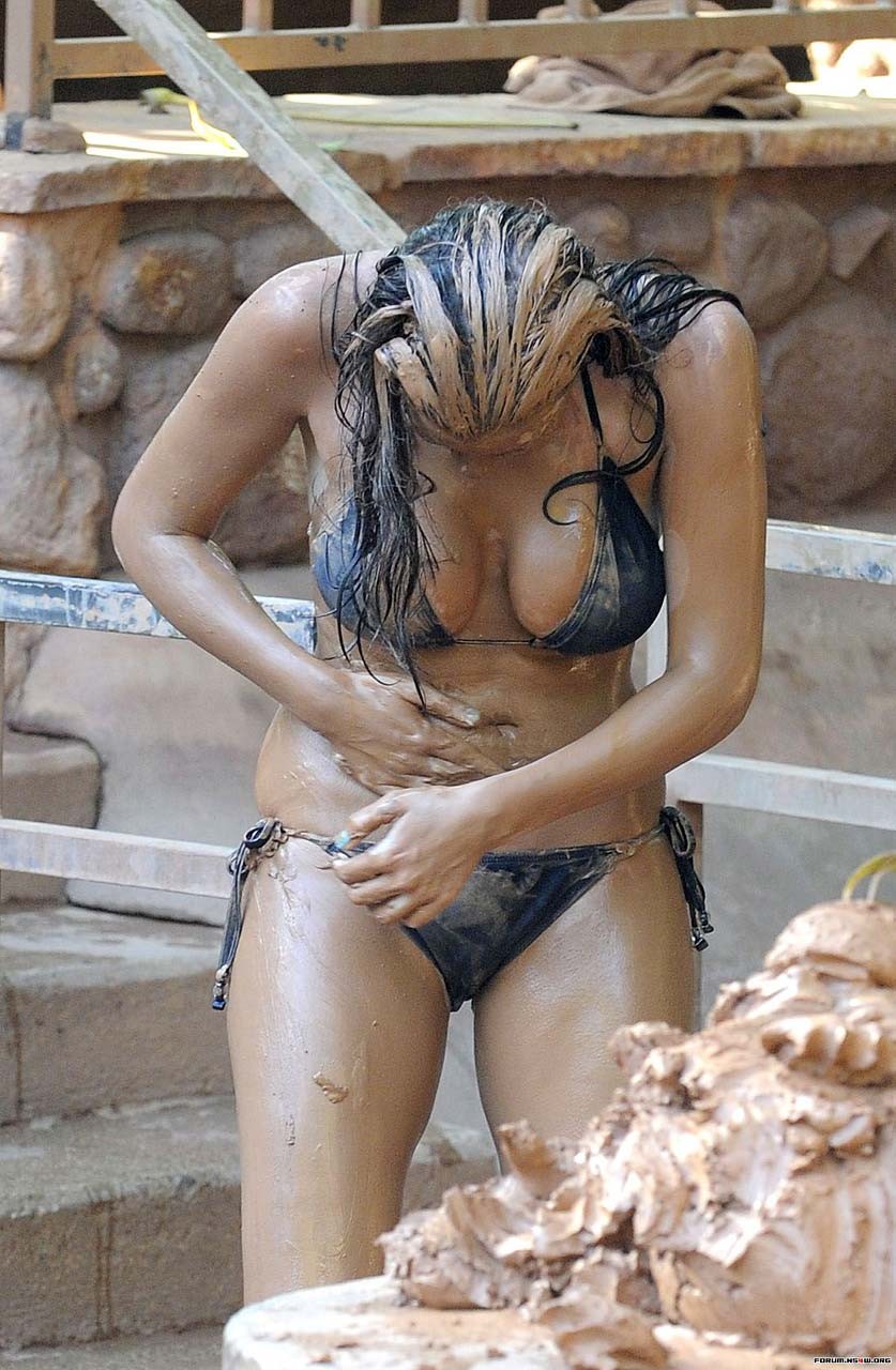 Imogen thomas esponendo cazzo di corpo sexy e culo caldo in bikini in piscina
 #75298106