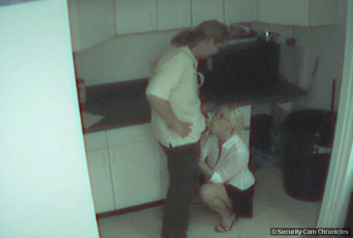 Un couple chaud s'amusant dans la cuisine filmé par une caméra cachée
 #79370663