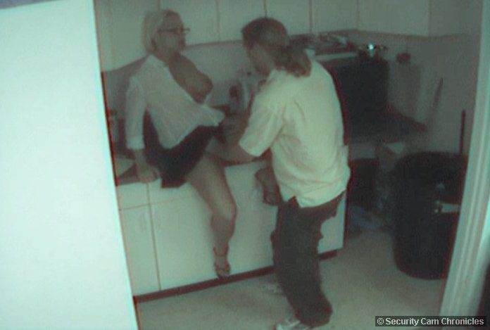 Un couple chaud s'amusant dans la cuisine filmé par une caméra cachée
 #79370673