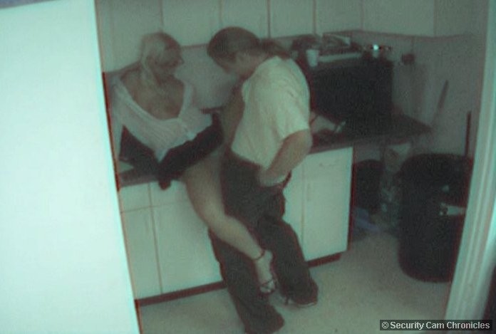 Un couple chaud s'amusant dans la cuisine filmé par une caméra cachée
 #79370691