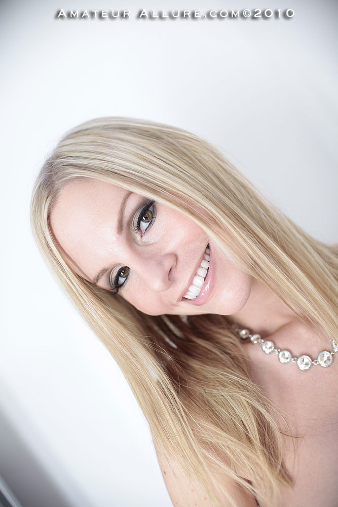 Rubia tetona devorando la polla
 #73733526