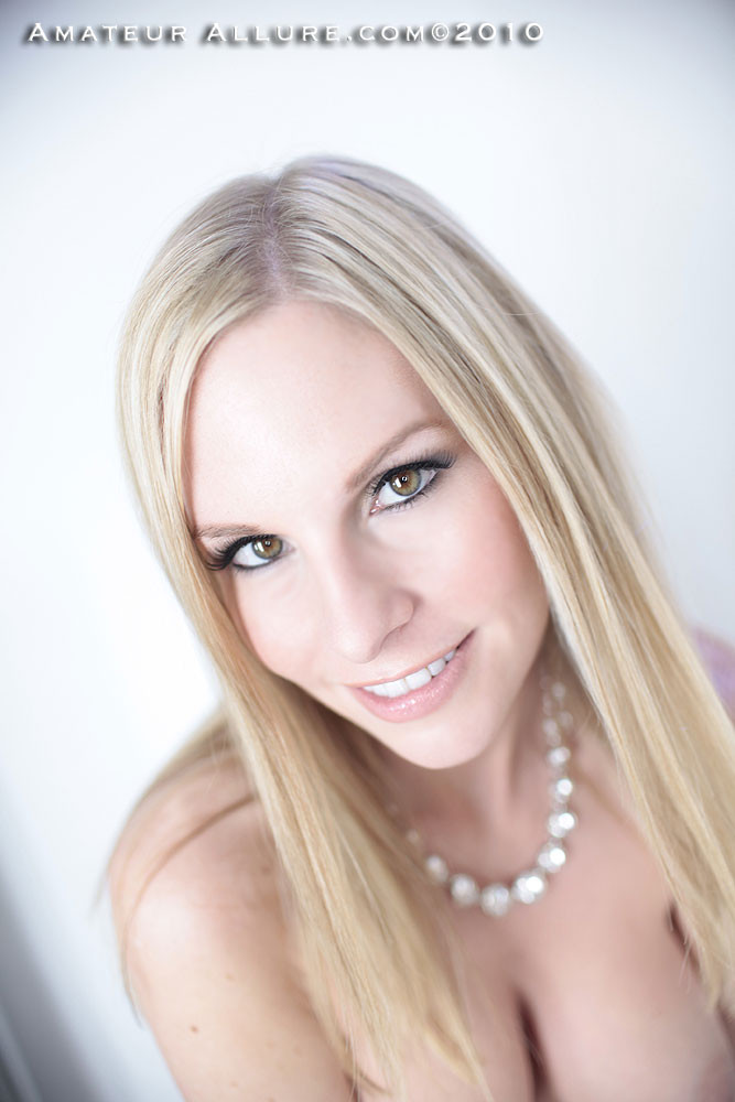 Rubia tetona devorando la polla
 #73733548