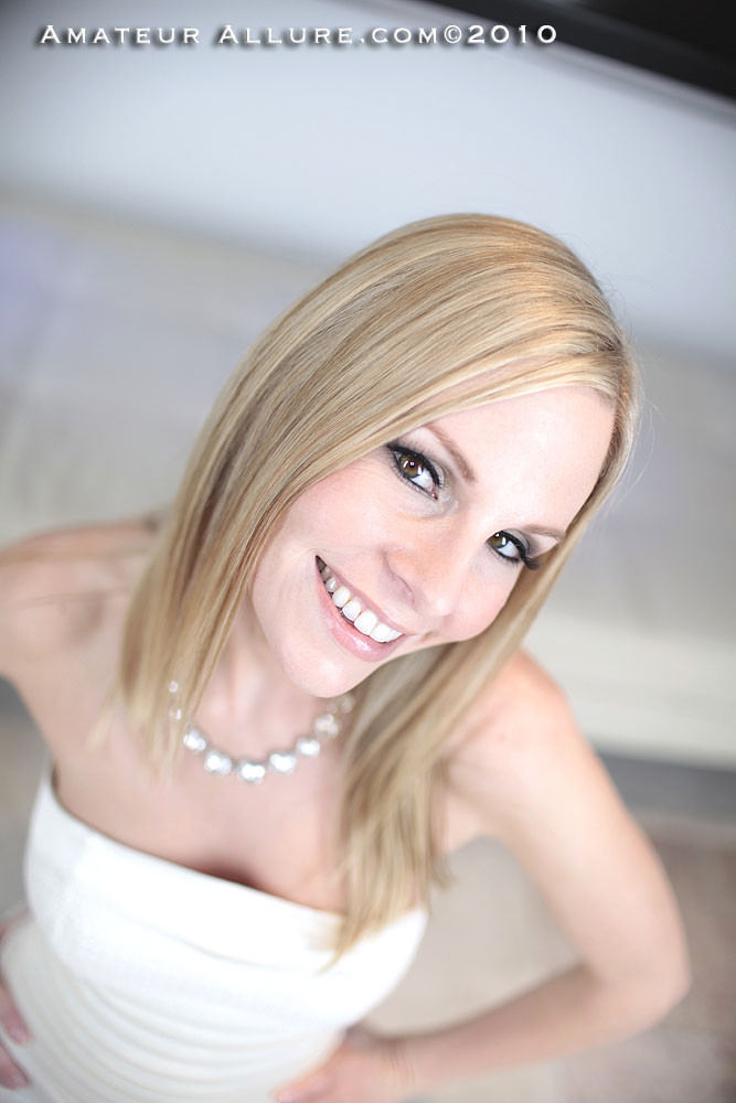 Rubia tetona devorando la polla
 #73733560