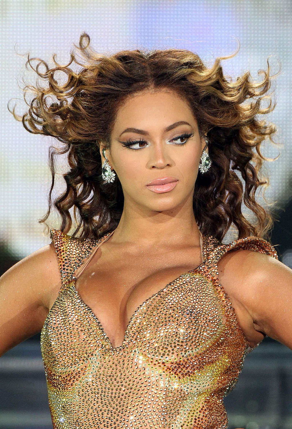 Beyonce Knowles entblößt ihre schöne rasierte Muschi unter dem Rock im Auto Paparazzi Bilder
 #75373309