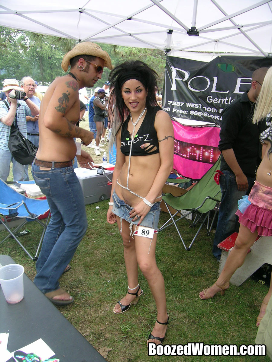 Chicas borrachas desnudas en un evento público
 #78913270