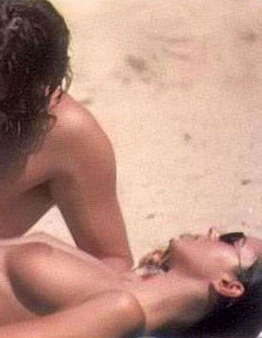 Monica bellucci zeigt ihre erstaunlichen riesigen Brüste und nackten sexy Körper
 #75362535