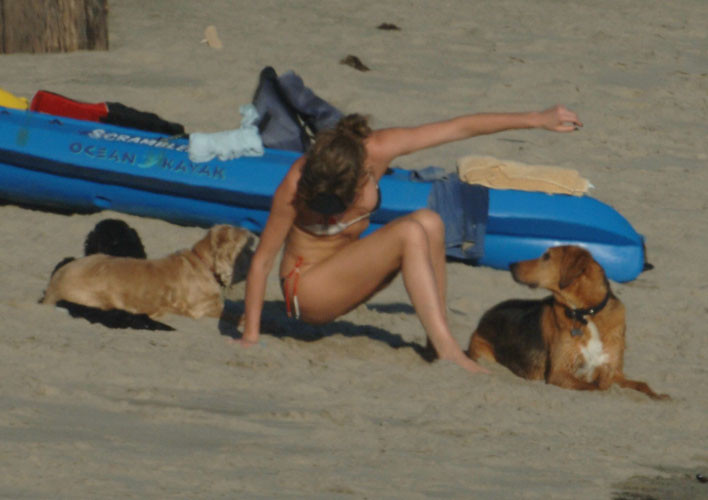 Charlize theron zeigt haarige Muschi und Strand Paparazzi-Bilder
 #75437956