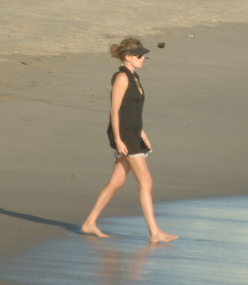 Charlize theron zeigt haarige Muschi und Strand Paparazzi-Bilder
 #75437969