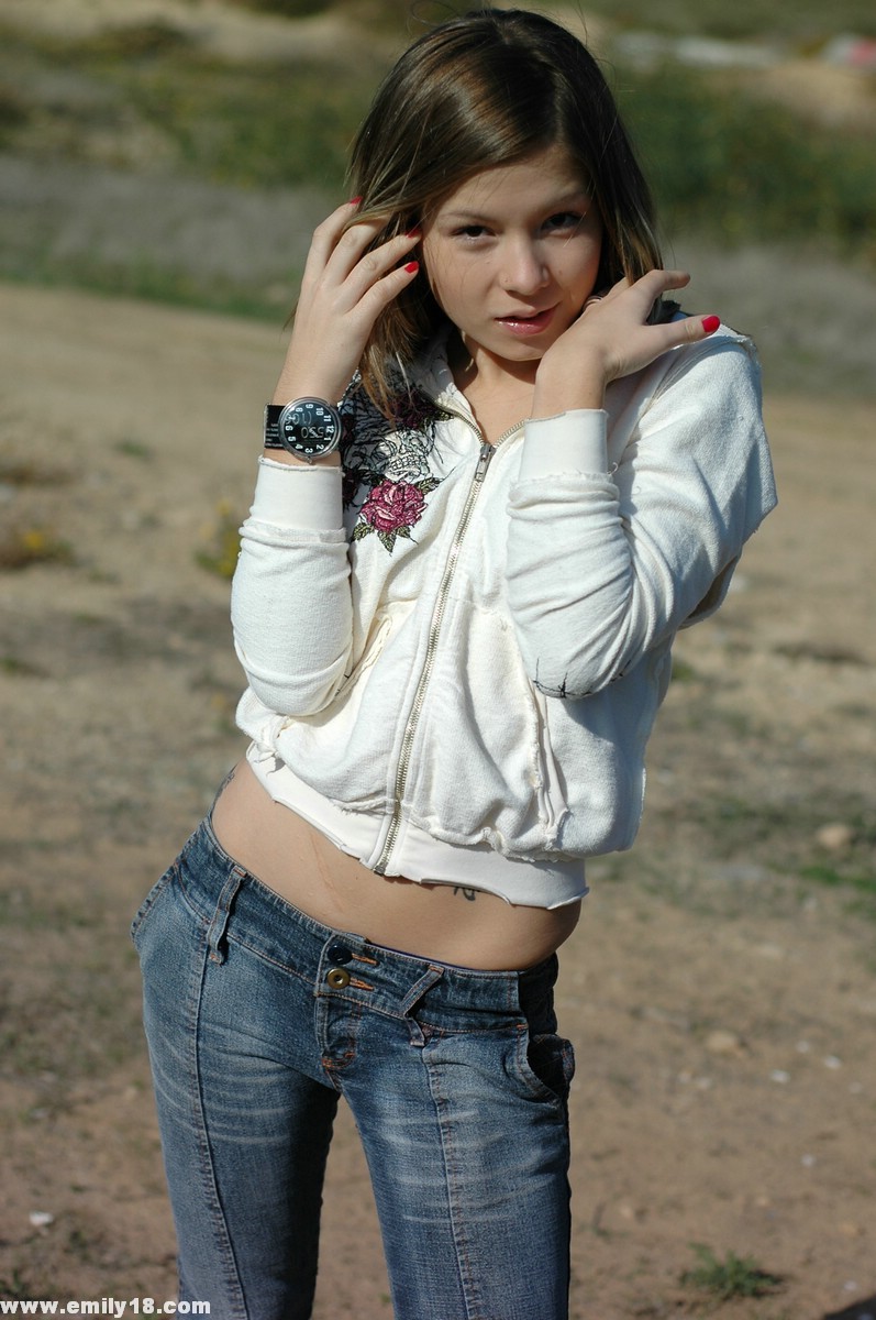 Joven en sudadera con capucha burlándose al aire libre
 #67291372