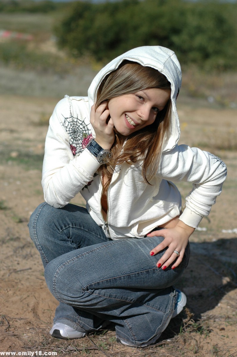 Joven en sudadera con capucha burlándose al aire libre
 #67291402