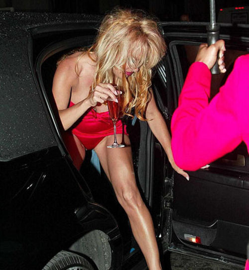 Pamela Anderson : photos paparazzi de la jupe haute et des fesses à l'air libre
 #75439806
