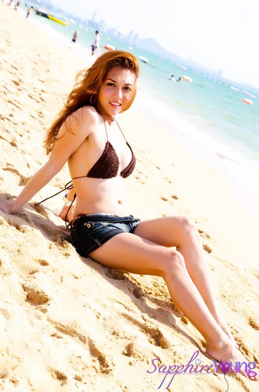 Sensuale piccola trans in spiaggia che mostra il suo corpo femminile
 #70044744