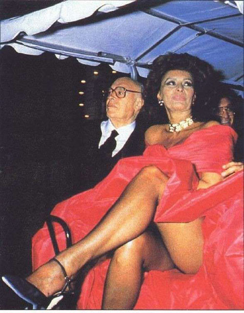 Sophia loren montre ses seins et ses fesses
 #75258114