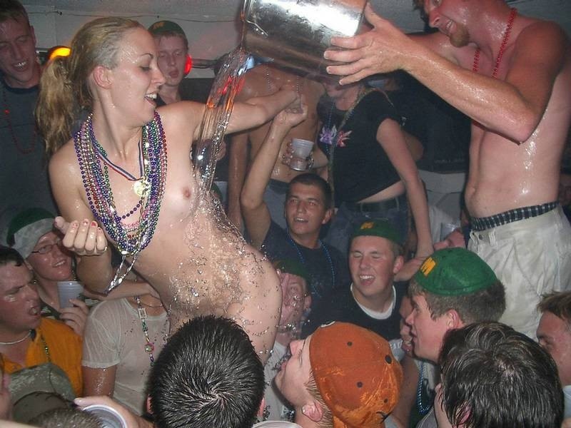 Ragazze del college ubriache che mostrano le tette nude e vivaci
 #76400600