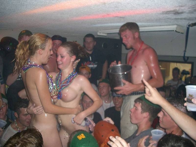 Ragazze del college ubriache che mostrano le tette nude e vivaci
 #76400612