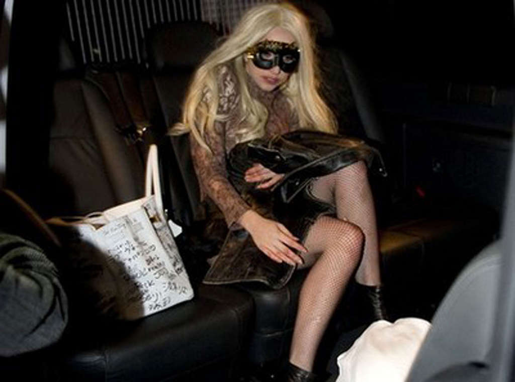 Lady Gaga mostra la figa in vedere attraverso le mutandine e in calze
 #75350085